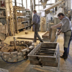 Kunst- und Glockengiesserei Lauchhammer am 04.05.2006 in Lauchhammer/Brandenburg.
Herstellung und Bearbeitung von Schrifttafeln.