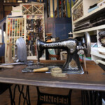 Deutschland, Halberstadt, 02.10.2011.
Singer Naehemaschine in eine Schneidewerkstatt in Halberstadt am 02.10.2010.