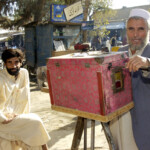 {:de}Strassenfotograf in Kunduz-Afghanistan am 10.12.2003.{:}{:es}Strassenfotograf in Kunduz-Afghanistan am 10.12.2003.{:}