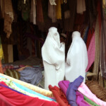 Frauen im Stoffladen am 11.12.2003 in Kunduz-Afghanistan.