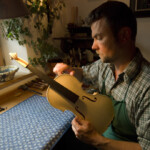 Traditionelles Handwerk in Mittenwald.
Anton Sprenger, Geigenbauer in seiner Werkstatt in Mittenwald am 11.08.2010.