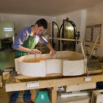 Deutschland, Mittenwald, 12.08.2010.
Andreas Sprenger, Auszubildender in Instrumentenbau in der Werkstatt seines Vaters in Mittenwald am 12.08.2010.