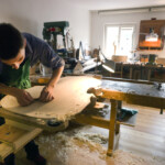 Andreas Sprenger, Auszubildender in Instrumentenbau in der Werkstatt seines Vaters in Mittenwald am 12.08.2010.