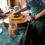 Traditionelles Handwerk in Mittenwald.
Leo Sprenger, Instrumentenbauer in seiner Werkstatt in Mittenwald am 12.08.2010.