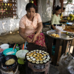 Markt in Rangun, Myanmar am 11.02.2014.
Imbiss.