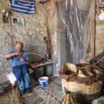 Korbmacher im Dorf Volax in Tinos, Griechenland am 22.07.2015.