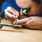 Uhrmacher in der Uhrmanufaktur Glashuette Original in Glashuette am 25.8.2015.
Temperaturblaeuung der Schrauben.