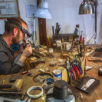 Andre Jimenez, Goldschmied in seinem Atelier
"ajorfebre" im Viertel Cerro Alegre in Valparaiso am 03.11.2016.